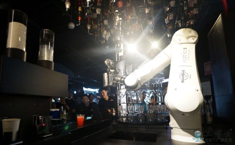 AI机器人智能调酒师亮相天津