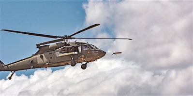 空中作战新模式：直升机发射无人机