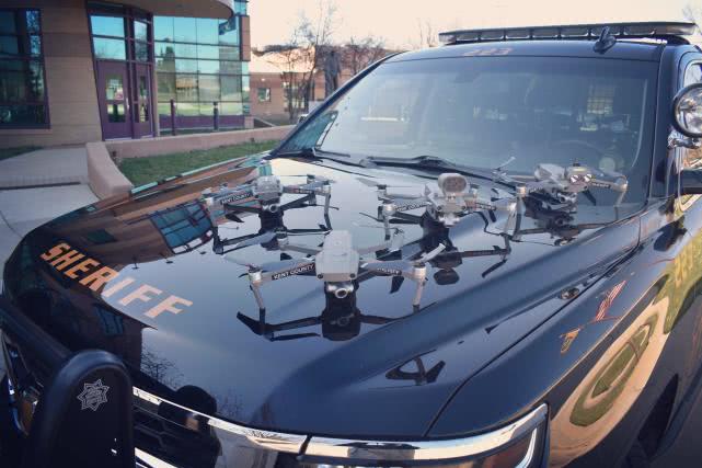 密歇根州肯特县警方展示收到的4架大疆 Mavic 2无人机