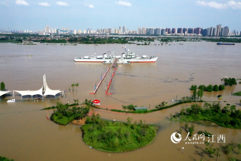 赣江水位猛涨，南昌舰主题公园被淹，目前已经无法登舰参观。