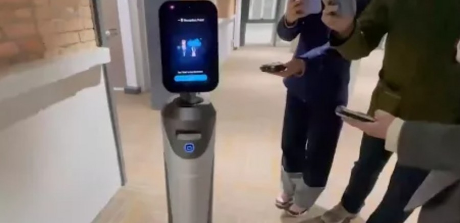 迎宾机器人